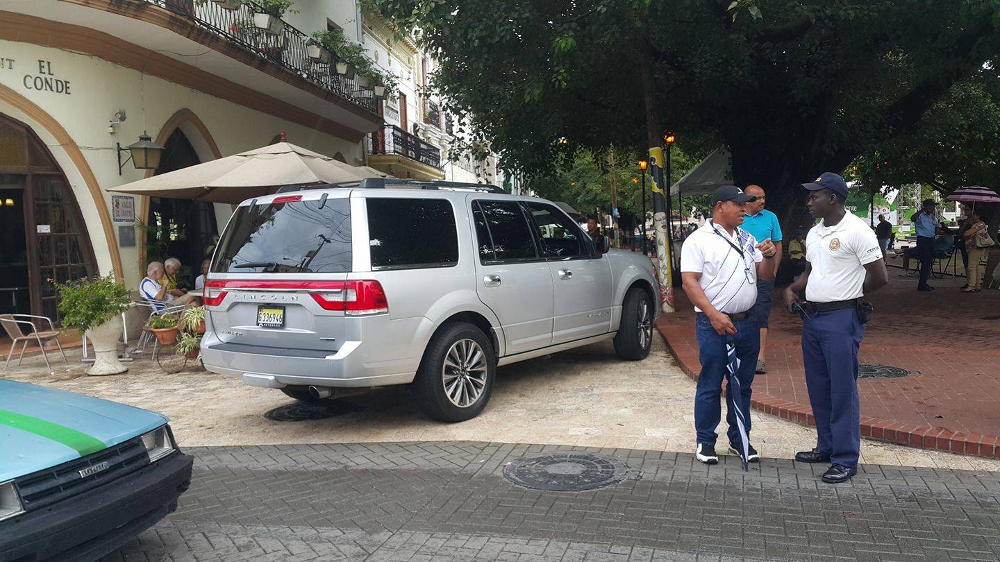 Jeepeta Lincoln placa G336946 parqueada en calle peatonal El Conde frente a autoridades