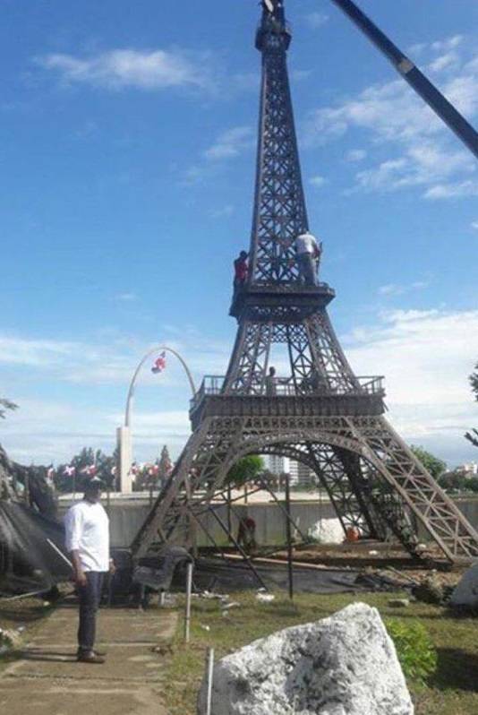 Ponen una «Torre Eiffel» en Santo Domingo, cerca de la Plaza de la Bandera