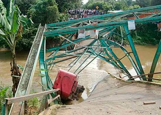 Colapsó en la mañana de hoy el puente sobre el rico Camú en la comunidad de Sabaneta