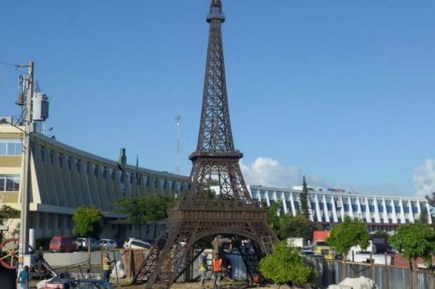 Réplica de Torre Eiffel colocada frente a Plaza de la Bandera costó medio millón