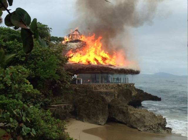 Un incendio redujo a cenizas el Club de Playa en Sea Horse Ranch la tarde del sábado pasado.