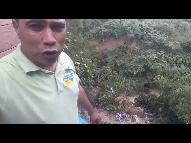 VIDEO: Niñas caen por barranco debido a fuertes lluvias en Cienfuegos