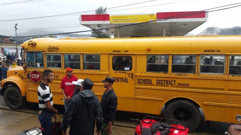 Detienen a chofer de autobús escolar que llevó a estudiantes a balneario en Jarabacoa