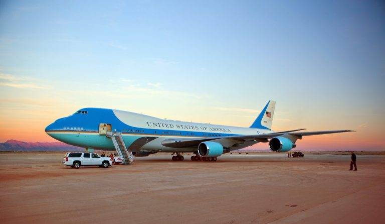 ¡Orden cancelada!: Trump suspende la construcción del nuevo avión presidencial encargado por Obama