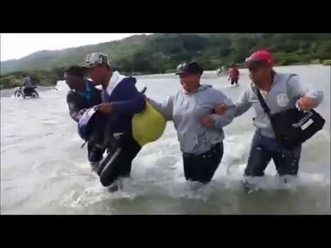 VÍDEO: Profesores cruzan río a pie en Azua para llegar a las aulas