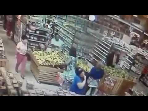 VIDEO: Dos señores mayores distraen y le roban a señora hacía compra en Supermercado Bravo de la Churchill