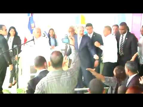 VIDEO: La gente grita pidiendo AGUA Y LUZ mientras Presidente reinaugura hospital y la prensa trata de que no se escuche