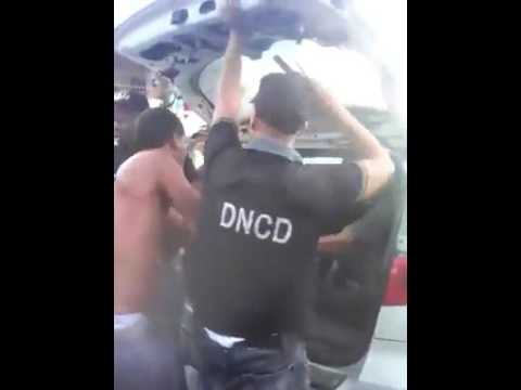 Vea el video viral que muestra que la comunidad no confía en la DNCD: piden revisen en público a jóvenes antes de llevárselos