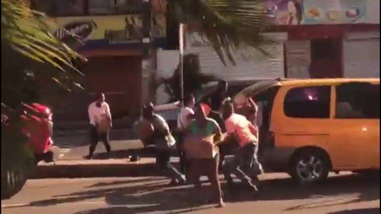 Captado en video: Grupo de gente asalta vehículo con cajas navideñas
