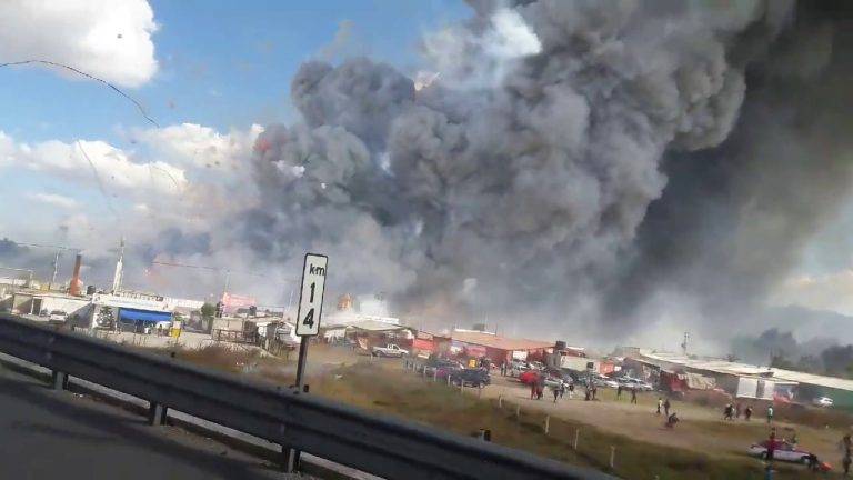 VIDEO: Alrededor de 60 heridos en explosión de mercado de cohetes en México
