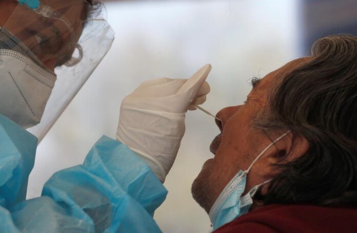 Salud declara al país «epidémico» y prohíbe actividades de 8:00 p.m. a 5:00 a.m.