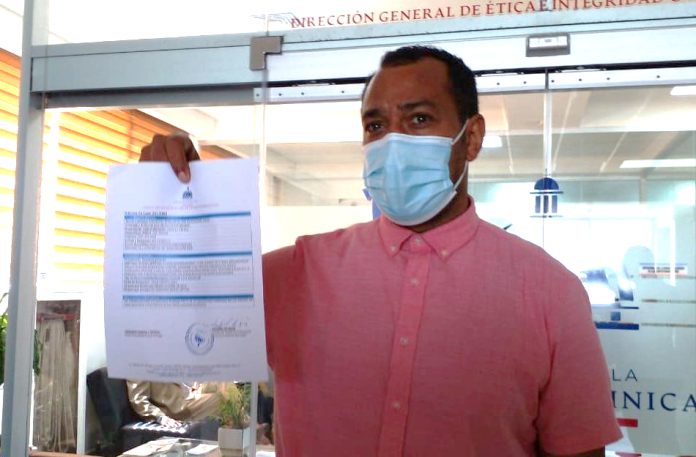 Miguel Ortega deposita audios ante la Comisión de Ética como prueba de su denuncia de corrupción en Educación