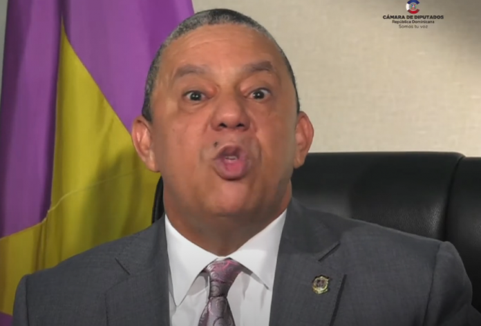 Diputado del PLD dice que Danilo Medina hace que tiemblen rodillas cuando se habla de reelección