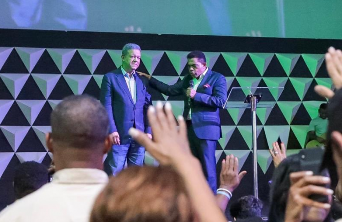 Leonel dice que la Biblia «tiene que estar en la escuela” y que “el que quiera ser líder político que estudie a Jesucristo»