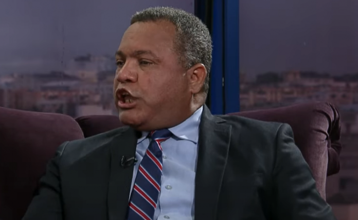 Intrant establece taxis de plataformas como Uber y Didi deben recoger clientes a 1 km de hoteles en el interior y a 200 metros en Santo Domingo