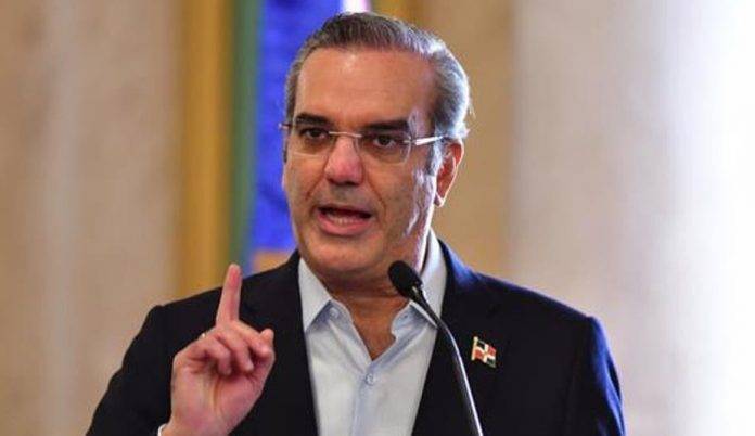 Abinader aumenta a 15 días la licencia por paternidad a empleados públicos