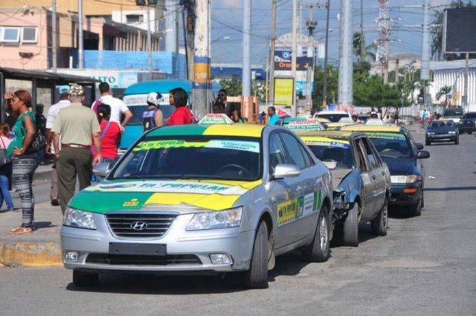 Pasajeros de transporte público deberán mostrar tarjeta de vacunación antes de abordar