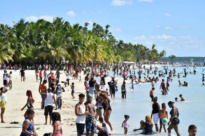 En la playa de Boca Chica pedirán tarjeta de vacunación