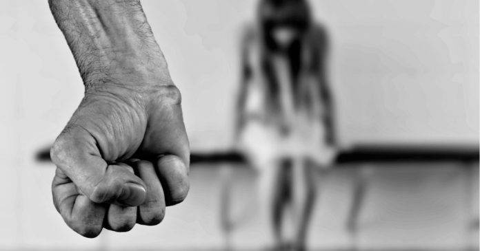 Proyecto del Código Penal disminuye sanciones por violencia intrafamiliar, elimina violencia verbal y no penaliza a padres por «disciplina bien aplicada»