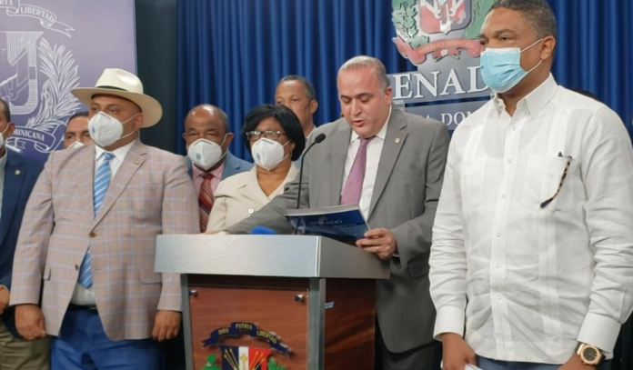 Senadores proponen eliminar todas las exenciones y que ningún funcionario gane más que el presidente de la República