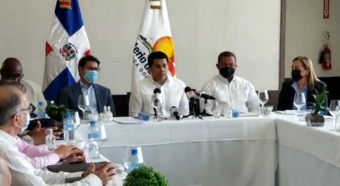 David Collado anuncia taxistas turísticos formarán parte de la plataforma de Uber en región este de RD