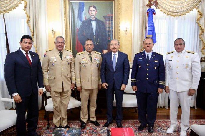 Tras arrestos de oficiales de la seguridad de Danilo, uniformados no le contestan llamadas; no quieren ser parte de su escolta