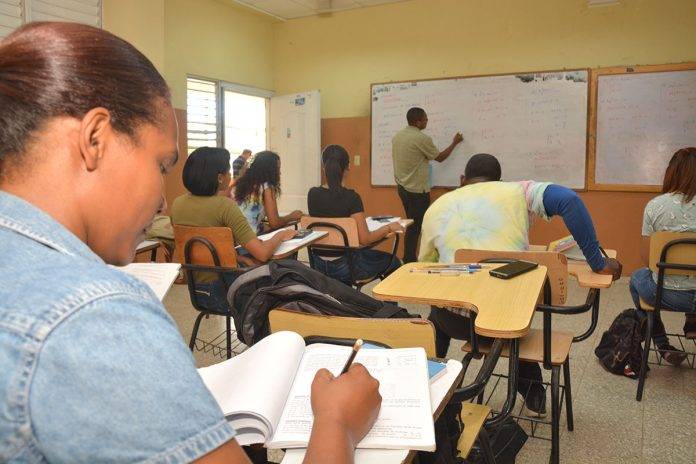 Diputados del PRM rechazan conocer iniciativa que solicita pago del «sueldo 14» a los maestros