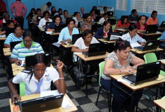 Asociaciones de colegios privados piden Educación retrase contratación de profesores que laboran en esos establecimientos