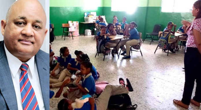 Aunque el MINERD licitó RD$945 millones en mobiliarios, estudiantes toman clases en el suelo por falta de butacas