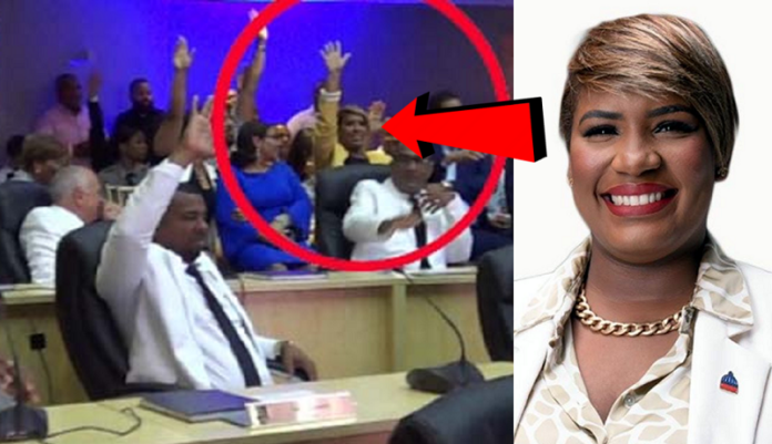 Sin ser regidora, exministra de la Juventud vota en elecciones Concejo Regidores del ASDE, donde su padre fue electo presidente