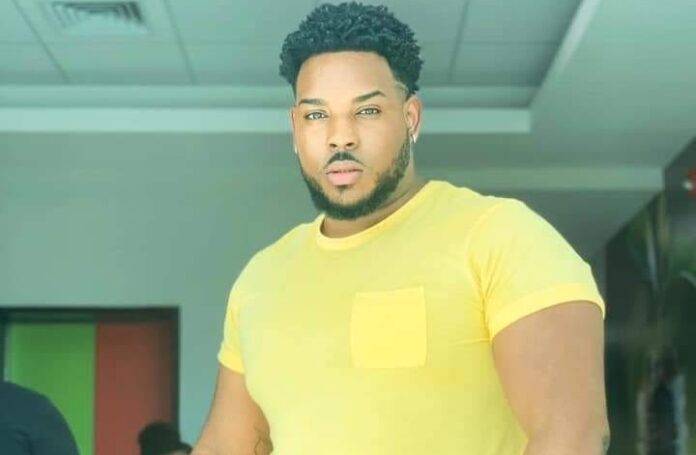 Policías encerraron a David de los Santos de manera ilegal con las manos esposadas hacia atrás