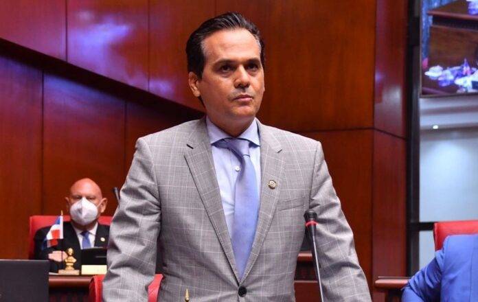 Senador tilda de «relajo» que legisladores se vayan de resort a estudiar proyectos de ley