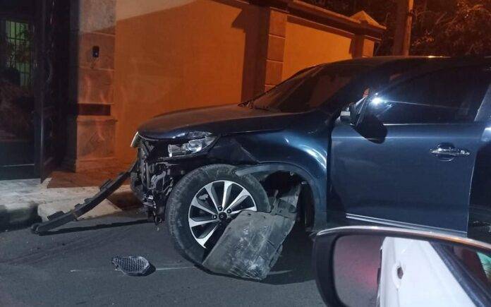 Abandonan vehículo en residencial tras fuerte balacera en La Vega