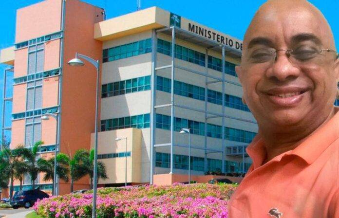 Escalera de seguridad ubicada en la cocina, posible ruta de escape de homicida de Orlando Jorge Mera