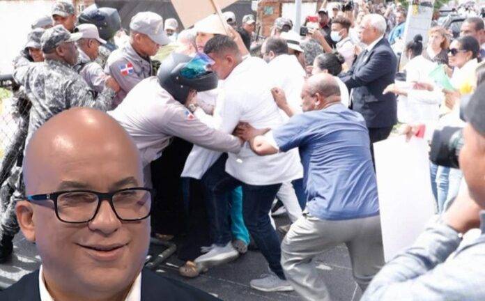 Tras policías impedir el paso a médicos que realizaron marcha, la presidencia dice puertas del Palacio Nacional “están abiertas”