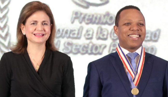 Edesur es galardonada con el Premio Nacional a la Calidad 2022; Raquel Peña le pone medalla a Morrison