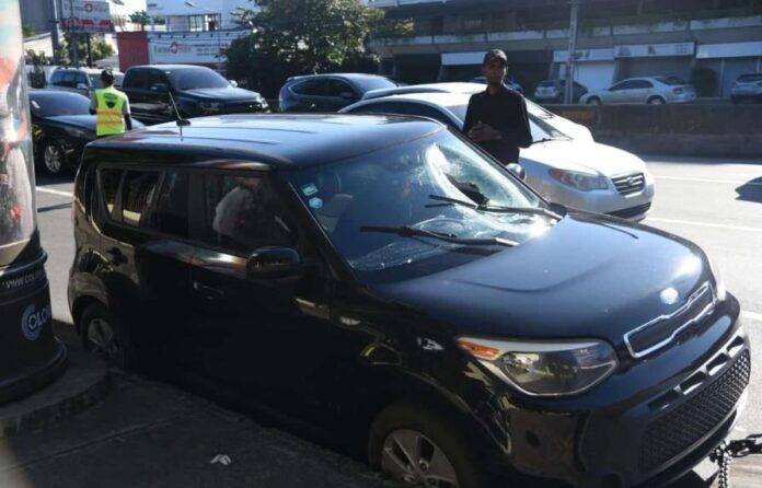 Muere conductor al ser impactado por una piedra lanzada desde peatonal de la 27 de Febrero