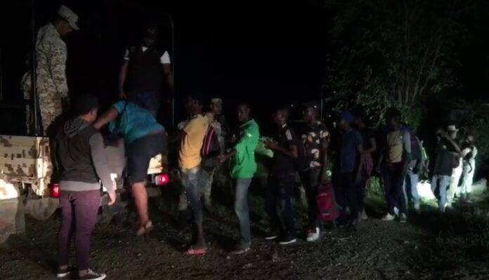 Proyecto de ley cargaría por manutención de inmigrantes a empresas públicas y privadas