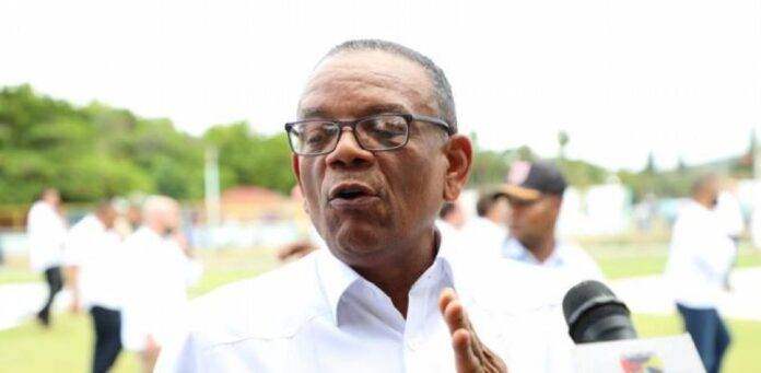 Venancio Alcántara barre con personal de Migración en el Centro de Retención de Haina