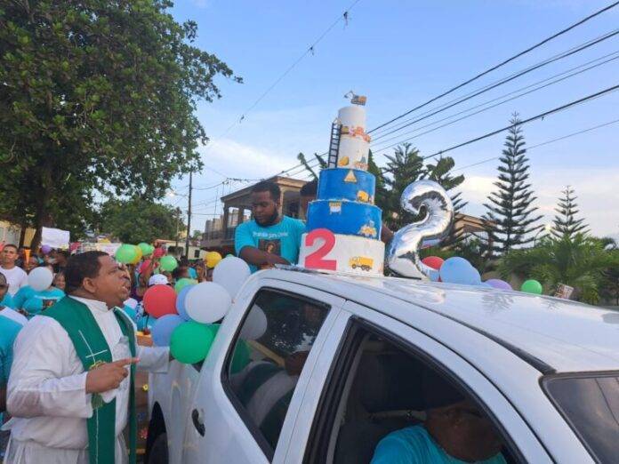 Con bizcocho, globos y música celebran dos años a puente que se derrumbó en Monte Plata