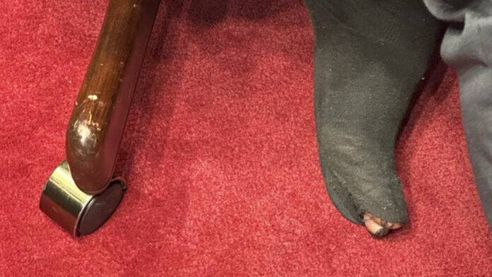 Diputado es captado por uno de sus colegas sin zapatos en el hemiciclo y con las medias rotas