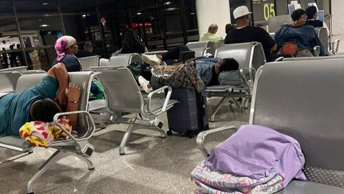 Pasajeros de JetBlue llevan varios días varados en aeropuerto de Puerto Plata, Piden la intervención del Gobierno dominicano