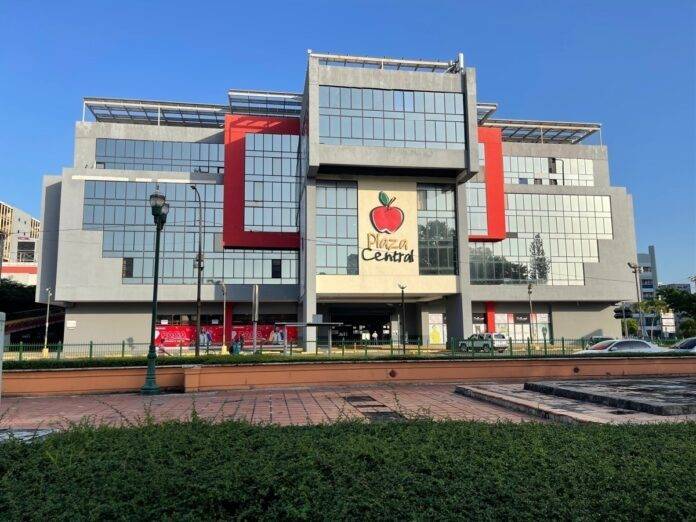 Mujer pierde la vida tras lanzarse del cuarto piso de Plaza Central