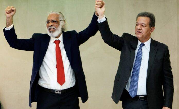 Leonel Fernández firman pacto de alianza electoral con Juan Hubieres