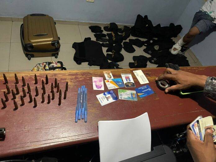 PN apresa prófugo y le ocupa armas de fuego y utensilios militares en en el sector de San Carlos, DN