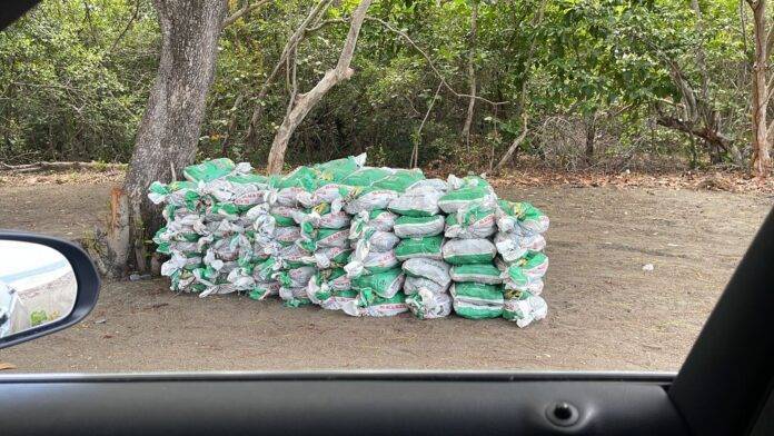 Denuncian en Playa Pato, Nizao, desaprensivos sacan piedras en sacos y las comercializan