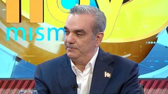 Abinader dice apagones son por averías; asegura ha disminuido la pobreza y el desempleo