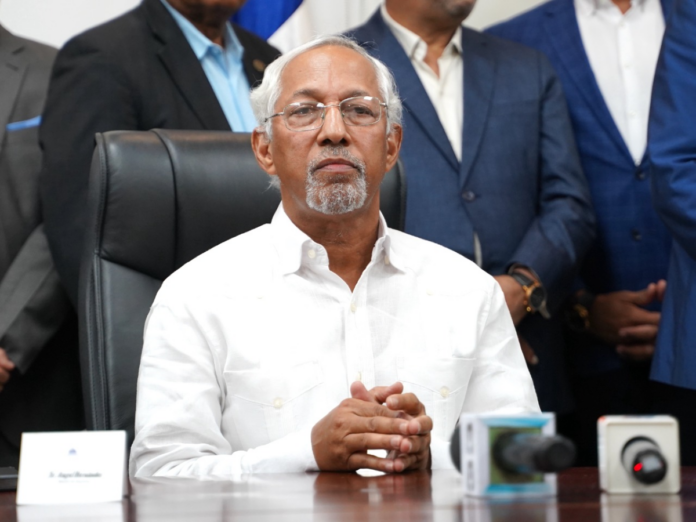 Ministro de Educación ordena investigación por eliminación de libros en escuela de Puerto Plata