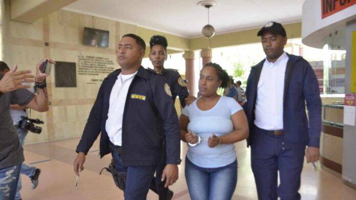 Envían a prisión mujer grabada golpeando brutalmente a su hijastro de 2 años en Santiago