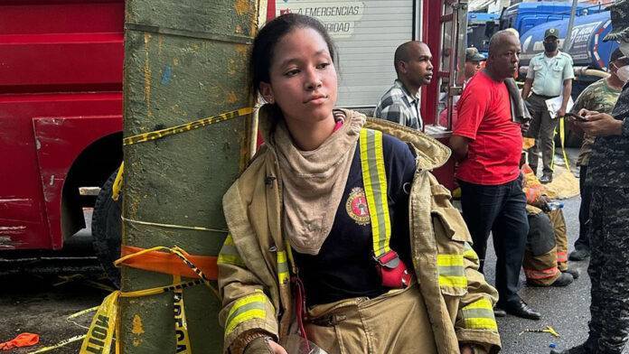 Mariah Valera, la joven de 19 años que en medio del dolor arriesga su vida en labores de rescate luego de explosión en San Cristóbal